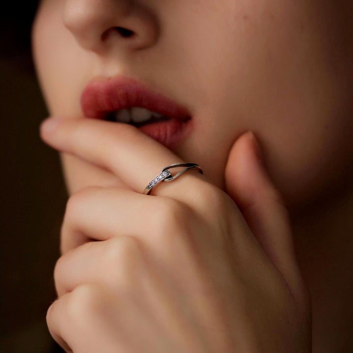 besutiful woman wearing The Vein of Love sliver ring-Silver ring-ring-Antique-Shesamore-jewelry  